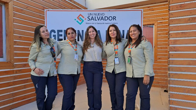 Mujeres Aprendices de camiones Caex en Codelco Salvador