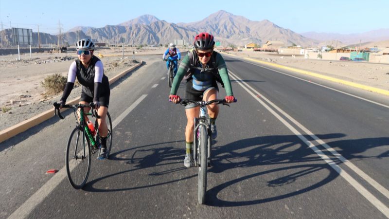 Ciclista copiapina desafía la cumbre del Ojos del Salado