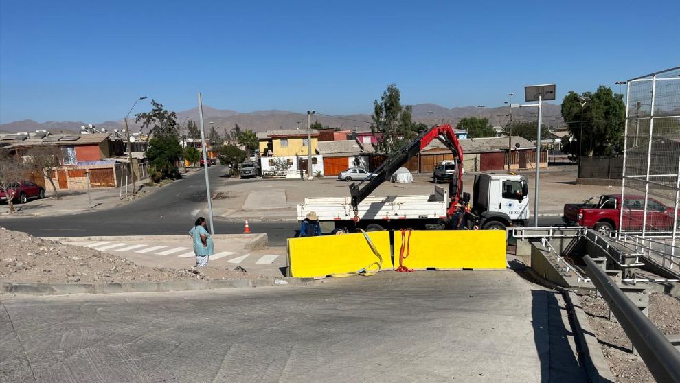 Copiapó instala barrera New Jersey en Cerro de la Cruz