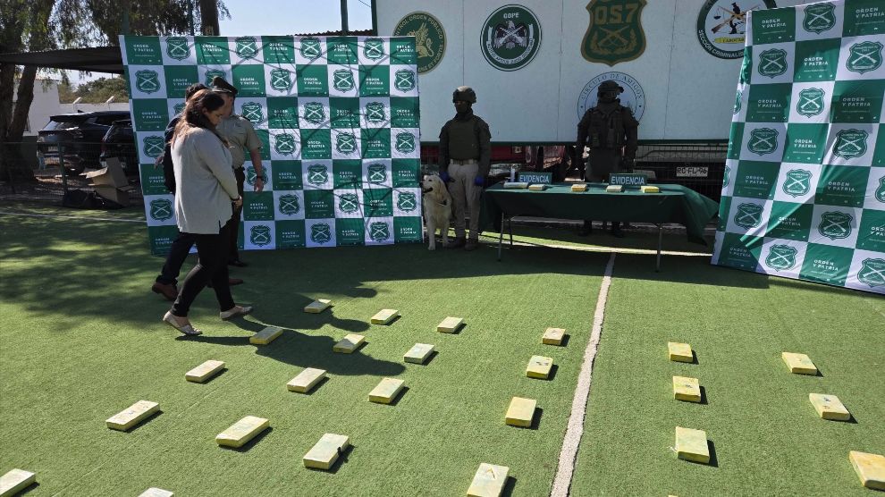 Incautan 50 kilos de cocaína en vehículo preparado para ocultar droga